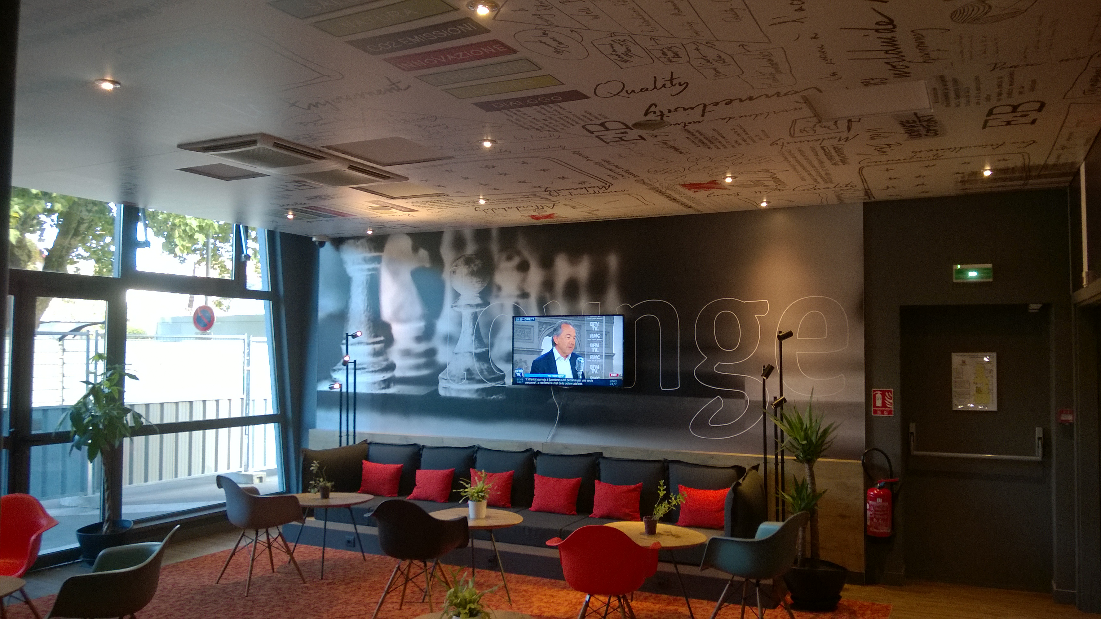 Plafond tendu dans un espace professionnel